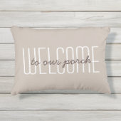 ようこそ私たちのポーチ引用文タンニュートラル アウトドアクッション (正面)