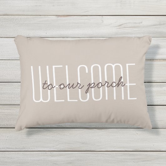 ようこそ私たちのポーチ引用文タンニュートラル アウトドアクッション (正面)