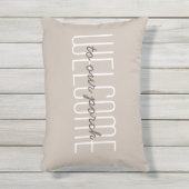 ようこそ私たちのポーチ引用文タンニュートラル アウトドアクッション (正面(縦))