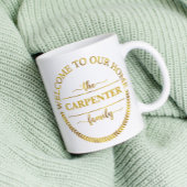 ようこそ私たちの家のパーソナライズされた家族金ゴールド コーヒーマグカップ