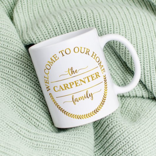 ようこそ私たちの家のパーソナライズされた家族金ゴールド コーヒーマグカップ