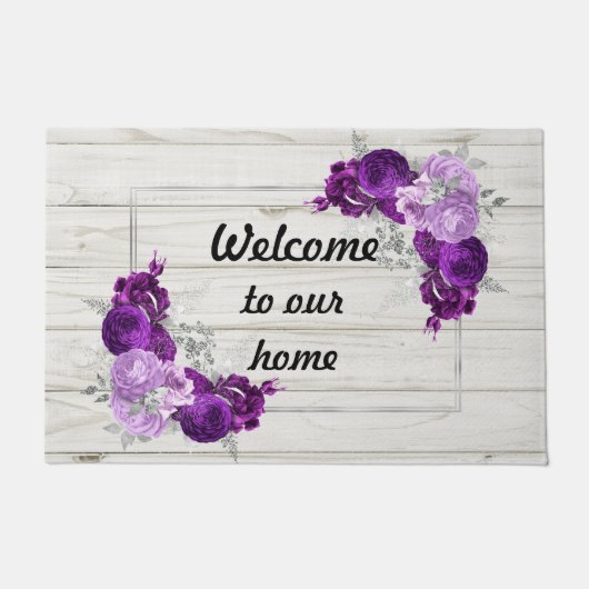 ようこそ私たちの家の紫のフローラ ドアマット (正面)