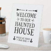 ようこそ私たちの家幽霊のよく出るへ 台座サイン (インサイチュ)