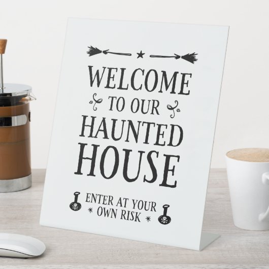 ようこそ私たちの家幽霊のよく出るへ 台座サイン (インサイチュ)