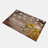 ようこそ素朴- Wood Barrel and Sunflowers ドアマット (アングル)