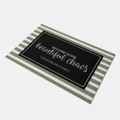 ようこそ緑と白パーソナライズされたのファミリ名 ドアマット (アングル)