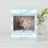 ようこそ青いフォトスクリプトのパーソナライズ男の子誕生 案内状 (スタンド正面)