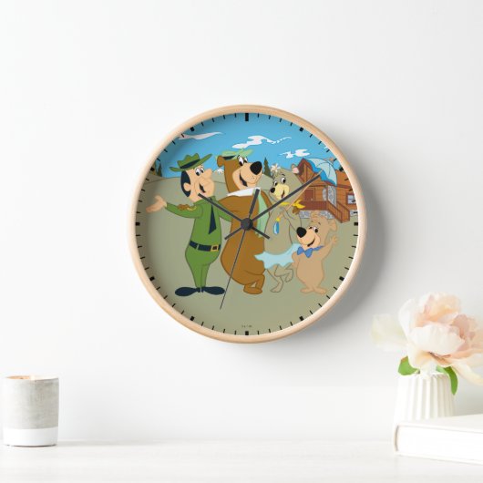 よぎ熊と友人の温かい歓迎 壁時計 (ホーム)