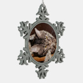 よくはしゃぐな虎猫猫のクリスマス スノーフレークピューターオーナメント (左)