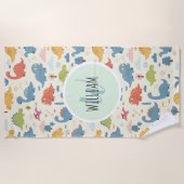 よくはしゃぐカラフル恐竜模様パーソナライズされた ビーチタオル (正面)