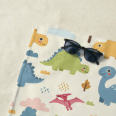 よくはしゃぐカラフル恐竜模様パーソナライズされた ビーチタオル (インサイチュ)