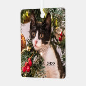 よくはしゃぐクリスマスツリーの白黒猫 メタルオーナメント (正面左)