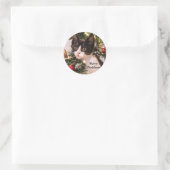 よくはしゃぐクリスマスツリーの白黒猫 ラウンドシール (バッグ)