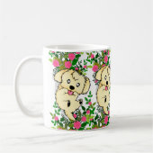 よくはしゃぐバラと自然の庭の犬 コーヒーマグカップ (左)