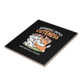 よくはしゃぐフラワークラウン付き犬 – おもしろい春テーマ タイル (側面)