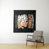 よくはしゃぐフラワークラウン付き犬 – おもしろい春テーマ タペストリー (インサイチュ(横))