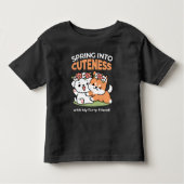 よくはしゃぐフラワークラウン付き犬 – おもしろい春テーマ トドラーTシャツ (正面)