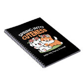 よくはしゃぐフラワークラウン付き犬 – おもしろい春テーマ ノートブック (右側)