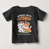 よくはしゃぐフラワークラウン付き犬 – おもしろい春テーマ ベビーTシャツ (正面)