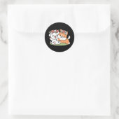 よくはしゃぐフラワークラウン付き犬 – おもしろい春テーマ ラウンドシール (バッグ)