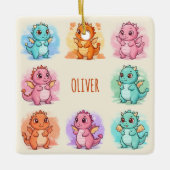 よくはしゃぐベビードラゴンパーソナライズされた セラミックオーナメント (正面)