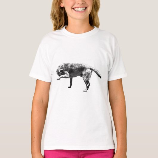 よくはしゃぐ現実主義 Tシャツ (正面)