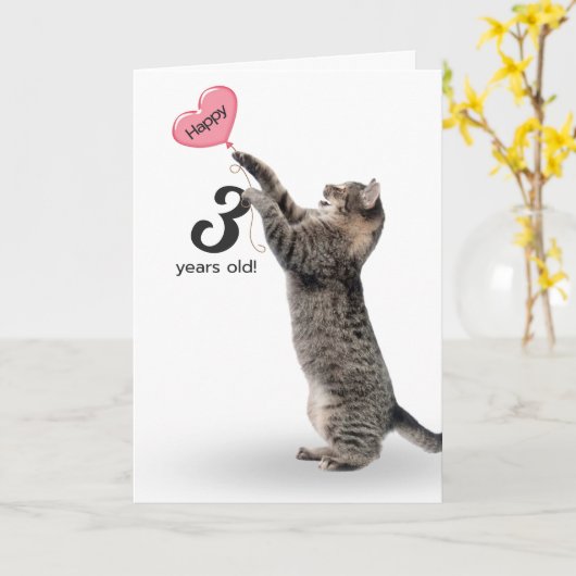 よくはしゃぐ誕生日3枚のタビー猫 カード (黄色い花)