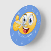 よくパーソナライズされた絵文字を使った親指立て ラウンド壁時計 (傾斜)