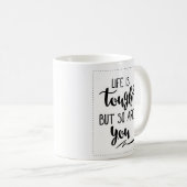 よく感動的な生命引用文: 生命は堅いです コーヒーマグカップ (正面右)