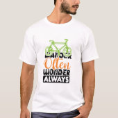 よく旅に出よう、いつも驚きを Tシャツ (正面)