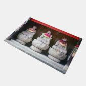 よだれかけと帽子の地蔵の僧像の列 – Japan ドアマット (アングル)