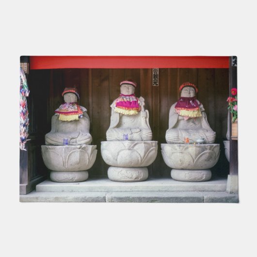 よだれかけと帽子の地蔵の僧像の列 – Japan ドアマット (正面)