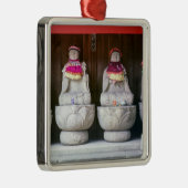 よだれかけと帽子の地蔵の僧像の列 – Japan メタルオーナメント (右)