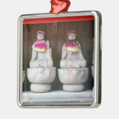 よだれかけと帽子の地蔵の僧像の列 – Japan メタルオーナメント (左)