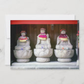 よだれかけと帽子の地蔵の僧像の列 – Japan 招待状 (正面)