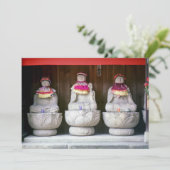 よだれかけと帽子の地蔵の僧像の列 – Japan 招待状 (スタンド正面)