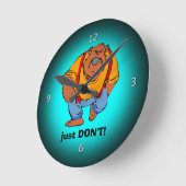 よだれかけのオーバーオールで不機嫌なクマ – Just DONT ラウンド壁時計 (傾斜)