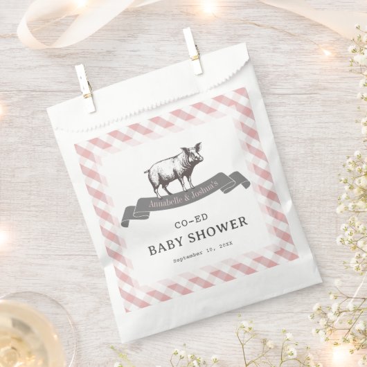 よだれかけ&リブBBQピンク素朴ギンガムベビーシャワー フェイバーバッグ (クリップ留めされた状態)