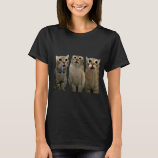 よだれをたらす猫に怒る猫 ダブル面白ミーム Tシャツ