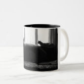 よりよいそこに何かがあります ツートーンマグカップ (正面右)