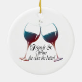 よりよいのより古いの友人およびワインのワインのギフト セラミックオーナメント (裏面)