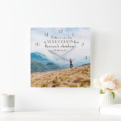 よりよい賛美歌の84:10はあなたの裁判所の聖書の1日です スクエア壁時計 (ホーム)