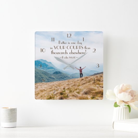 よりよい賛美歌の84:10はあなたの裁判所の聖書の1日です スクエア壁時計 (ホーム)