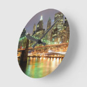 より低いマンハッタンおよびブルックリン橋の眺め ラウンド壁時計 (傾斜)