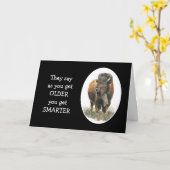 より古いより頭が切れるな誕生日のバッファローのバイソンBullを得ます カード (黄色い花)