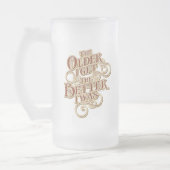 より古い フロストグラスビールジョッキ (左)