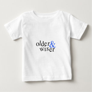 より古くおよびより賢いです ベビーTシャツ