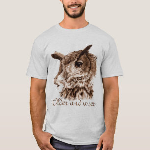 より古く、より賢いフクロウの芸術の知恵のTシャツ Tシャツ