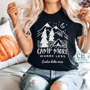 より多くのキャンプ、心配の少ない  キャンピカスタムング Tシャツ