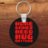 より多くのゲームはハグボタンが必要 キーホルダー (正面)